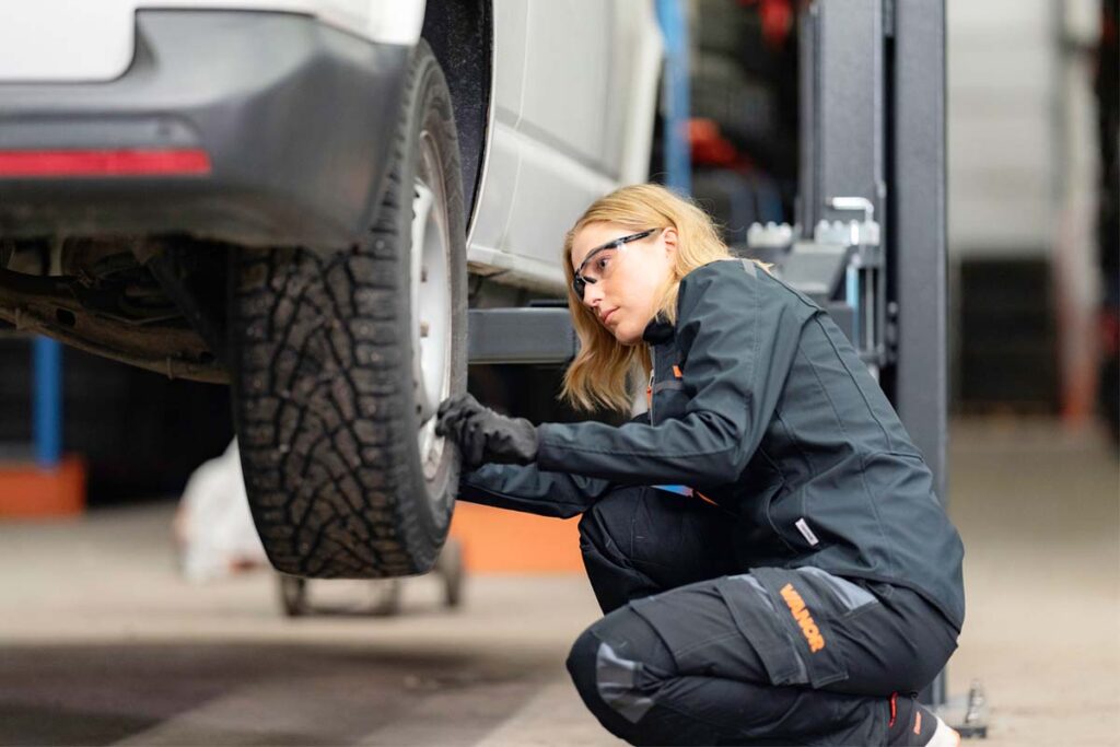 Autonrenkaiden urien syvyys ja nastojen kunto tarkistetaan.