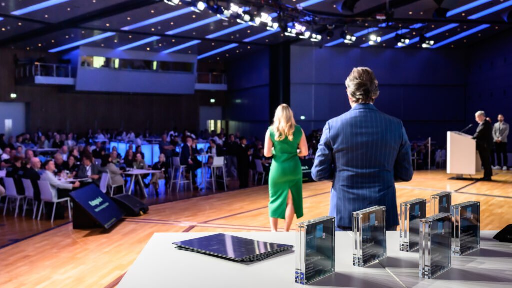 Innovation Awards -palkintopystyt esillä lavalla Automechanika Frankfurtin gaalassa